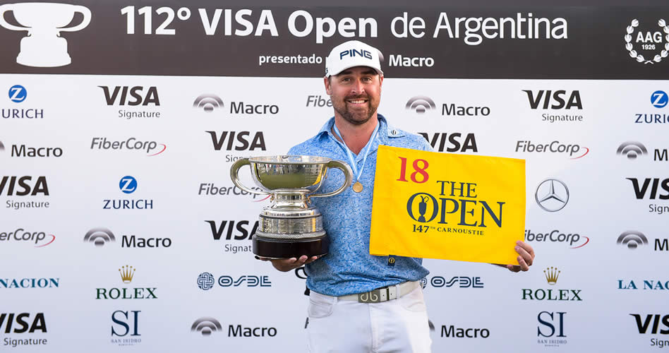 Brady Schnell (USA) posa con el trofeo del 112° VISA Open de Argentina presentado por Macro y la bandera del 18 de Carnoustie donde se jugará The Open en 2018 (Enrique Berardi / PGA TOUR)