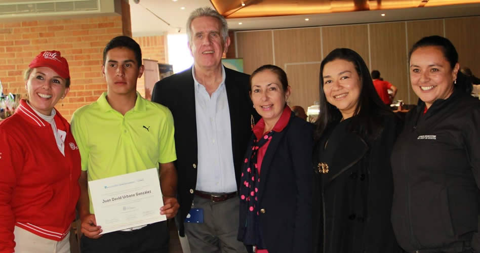 El joven Juan David Urbano en la entrega de la primera beca universitaria