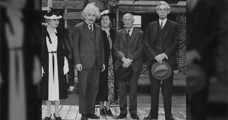 Albert Einstein con el Dr. Abraham Flexner (cortesía Institute for Advanced Study)