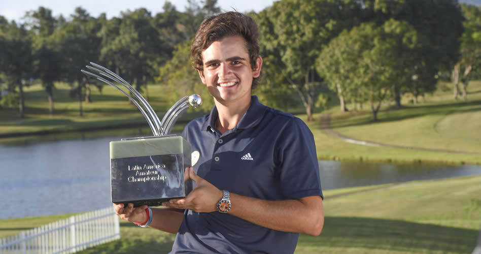 Toto Gana posa con el trofeo del LAAC en Panamá. / Foto: Gentileza Enrique Berardi/LAAC