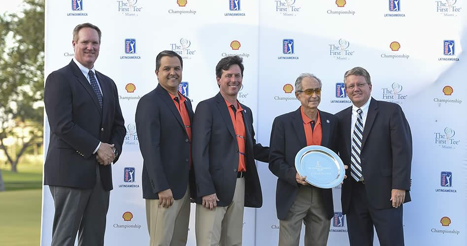 Charles DeLucca, segundo de derecha a izquierda, sostiene el platón conmemorativo tras ser reconocido con el Premio Platinum Performance del PGA TOUR Latinoamérica. Lo acompañan, de izquierda a derecha, John Slater, vicepresidente de competiciones del Tour, Carlos Rodríguez, secretario del First Tee de Miami, Charlie DeLucca III, director ejecutivo del First Tee de Miami, y Jack Warfield, presidente del Tour. (Enrique Berardi/PGA TOUR)