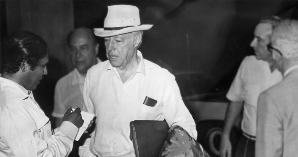 Eugenio Mendoza Goiticoa delante de Isaac Pérez Alfono y Eduardo Mendoza Goiticoa. 001 (Cortesía Gráficas periodísticas - blogger)