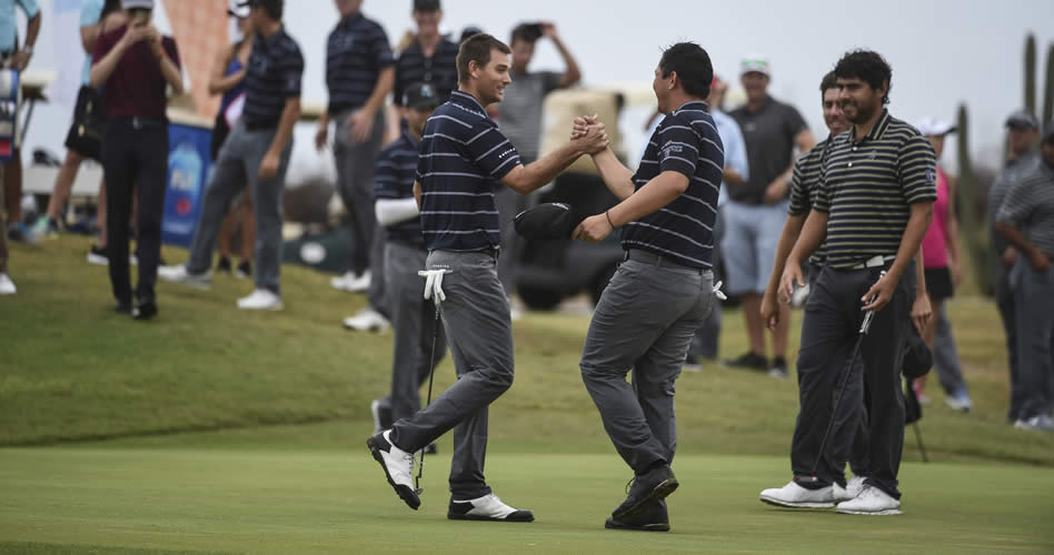 Rico Hoey y TJ Voguel, jugadores del Mackenzie Tour durante la primera ronda del Aruba Cup 2017 (Enrique Berardi/PGA TOUR)