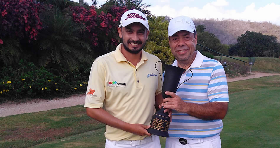El presidente del Barquisimeto Golf Club Homero Gimenez le entrega la copa al ganador Denis Meneghini (cortesía Gira Proscratch)