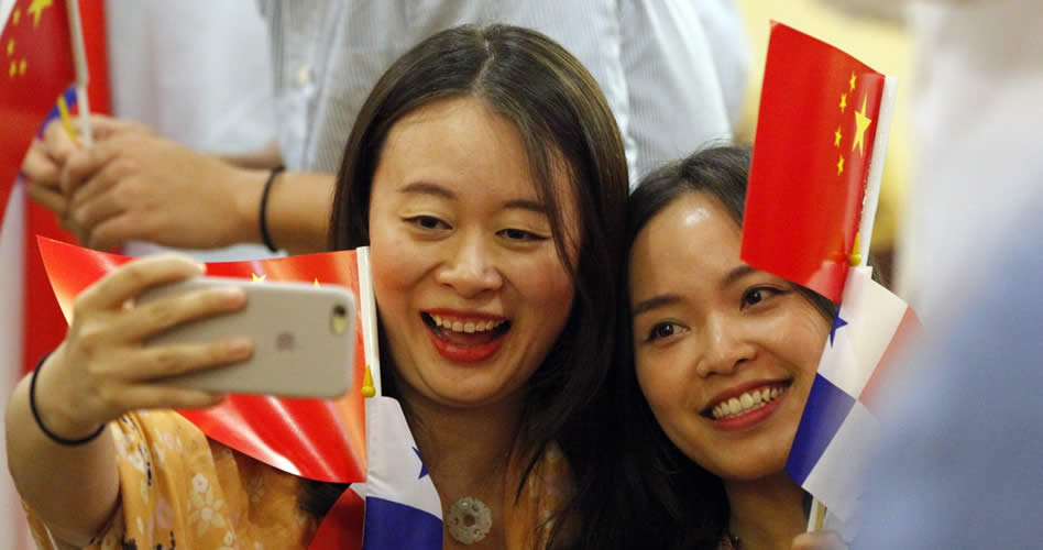 Un grupo de chinos residentes en Panamá celebra el establecimiento de relaciones diplomáticas. EFE