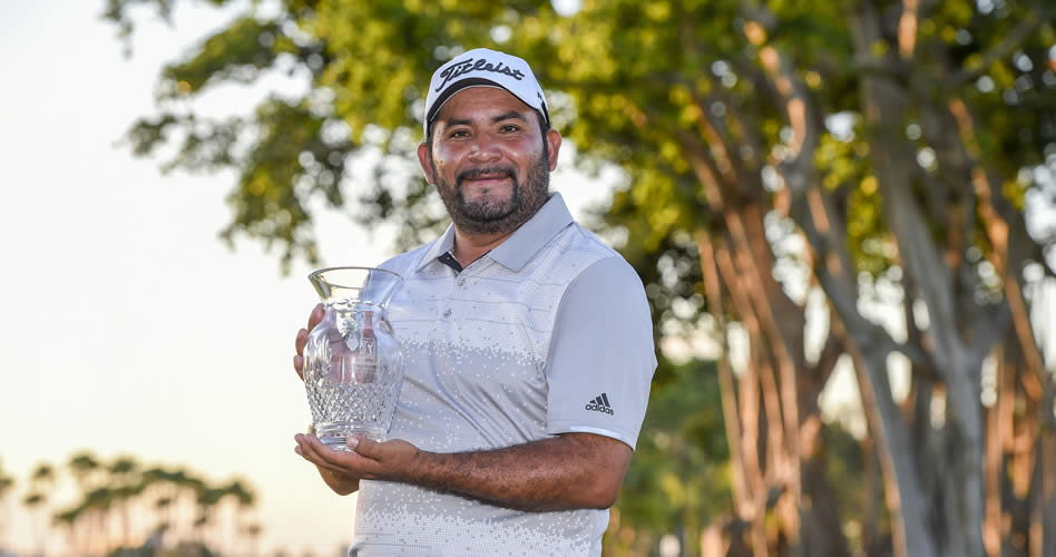 José de Jesús "El Camarón" Rodríguez de Irapuato, México, posa con el Premio Roberto De Vicenzo tras culminar la temporada 2017 del PGA TOUR Latinoamérica en el primer lugar de la Orden de Mérito (Enrique Berardi/PGA TOUR)