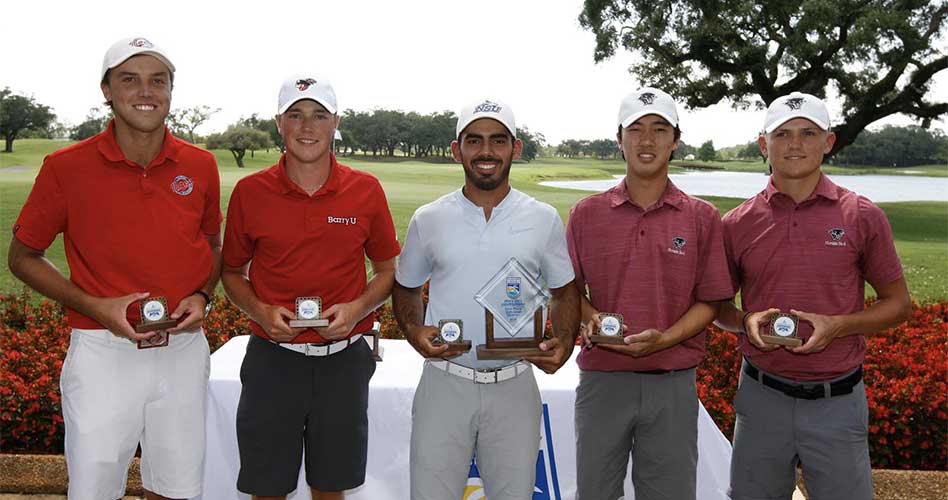 Juan José Guerra (en el centro) muestra sus trofeos de campeón del evento de golf en Sunshine State Conference Championship en Florida