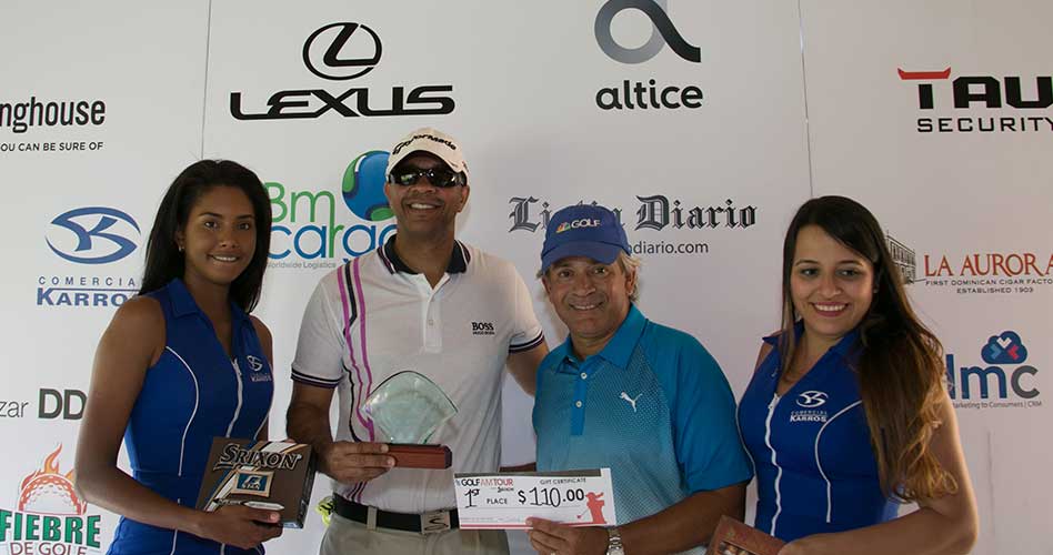Sandy Felix, ganador del Snead Flight en el segundo hoyo de playoff ante Luis Miniño, recibe su trofeo de Felix Olivo, Director del Golf Channel AM Tour RD, en la 3ra. Parada celebrada en Cana Bay