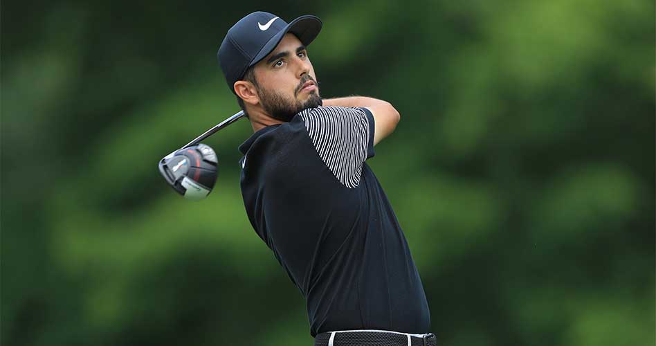 Abraham Ancer en el hoyo 14 durante la primera ronda del The Memorial Tournament Presented by Nationwide en Muirfield Village Golf Club