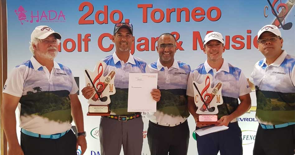 Marlon Bonelly y Alexis Dumé reciben sus trofeos como ganadores del mejor score gross. Entregan Octavio Beras Góico, Guillermo Santana e Iván Fernández