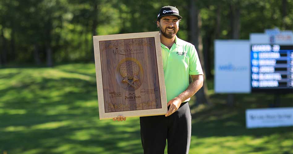 Nelson Ledesma posando con el trofeo del LECOM Health Challenge que ganó este domingo en Peek’n Peak Resort en Clymer, Nueva York