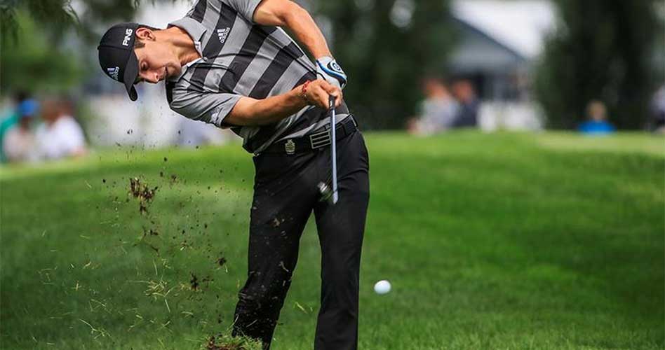 El golfista chileno Joaquín Niemann golpea la bola durante una ronda de entrenamientos con motivo del 100 Torneo del PGA Tour estadounidense disputado en el Golf Bellerive Country Club en San Luís, Misuri