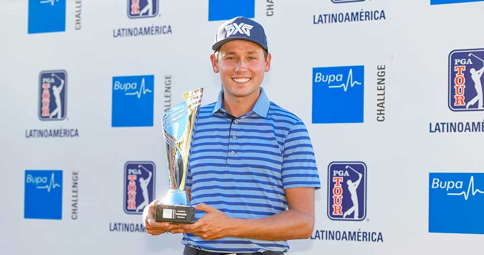 El estadounidense Ben Polland posa con el trofeo como ganador del Bupa Challenge 2018