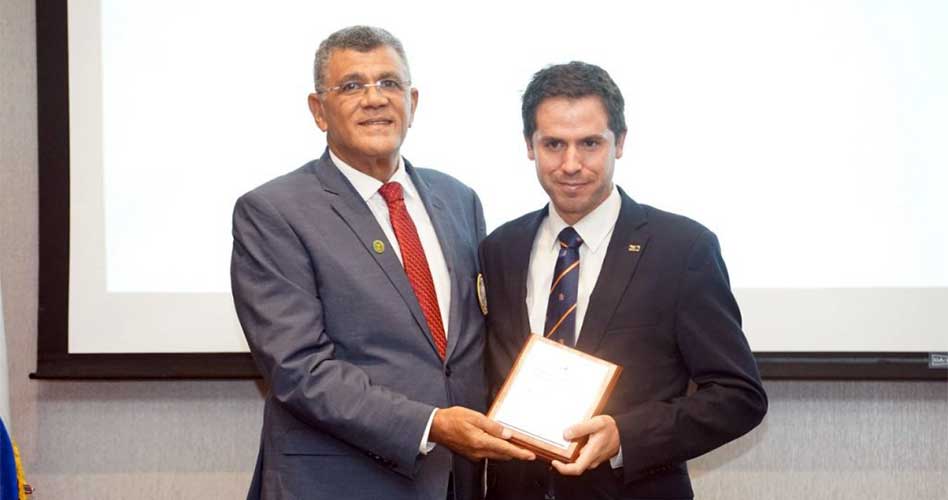 Rafael Villalona entrega una placa de reconocimiento a Carlos de Linares, Gerente de Romana Golf Club en Playa Nueva Romana