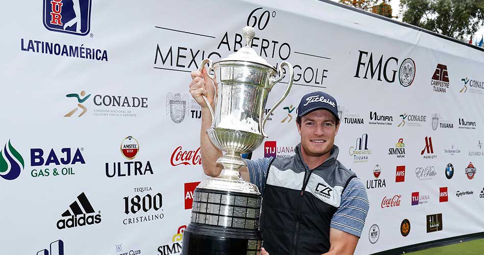 El canadiense Drew Nesbitt posa con el trofeo de campeón del 60º Abierto Mexicano de Golf la tarde de este domingo en el Club Campestre de Tijuana