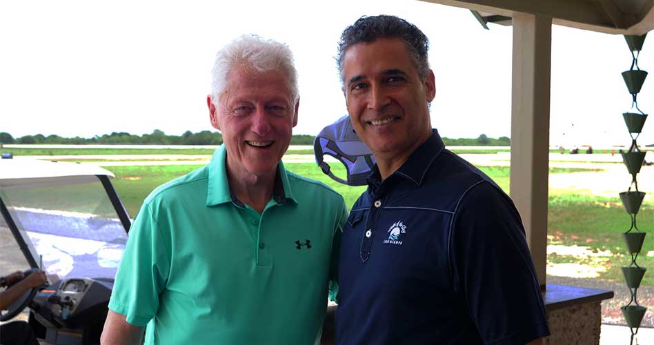 El expresidente de Estados Unidos Bill Clinton fue recibido en el resort por Andrés Pichardo, Presidente de Casa de Campo