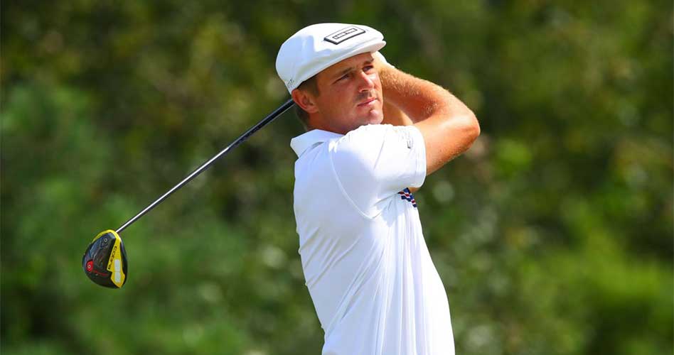 Bryson DeChambeau en el tee 16 durante la ronda final del torneo de golf Northern Trust el 11 de agosto de 2019 en Liberty National Golf Club en Jersey City, NJ.
